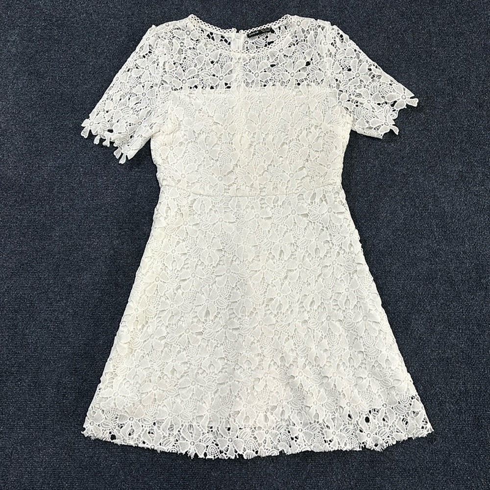 White lace flower dress. Size Medium.